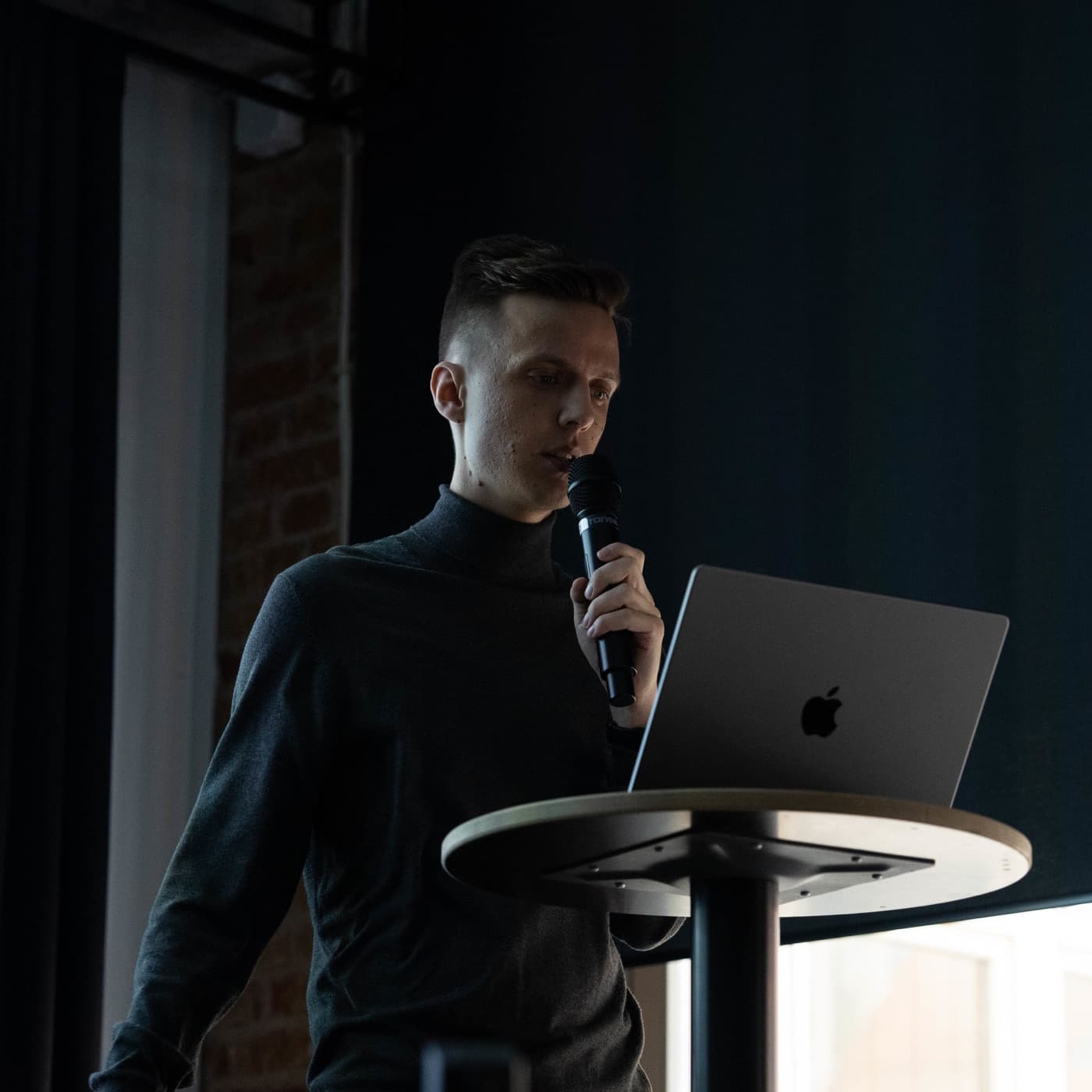 Piotr Harmasz speaking at a podium